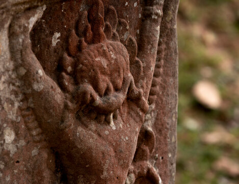 esp&iacute;ritu maligno sonr&iacute;e