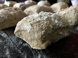 Rohlinge von selbst gemachten Brötchen kurz vorm Backen