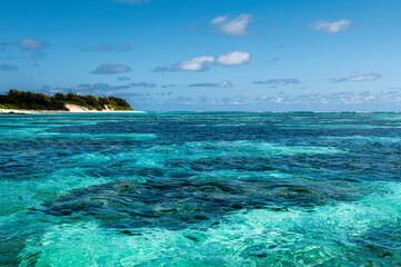 Fototapeta premium Eaux peu profondes et turquoises aux abords d'une île tropicale au large de l'île Maurice