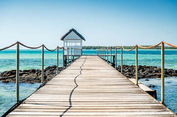 Gros plan sur un ponton et une petite cabane menant vers une mer tropicale turquoise, &icirc;le Maurice 