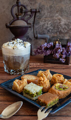 Plato cuadrado con variedad de Baklava