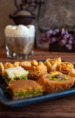 Plato cuadrado con variedad de Baklava