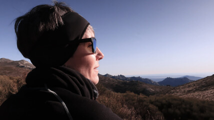 Mujer en la monta&ntilde;a con sol en la cara