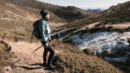 Mujer en la montaña Sierra de Guadarrama