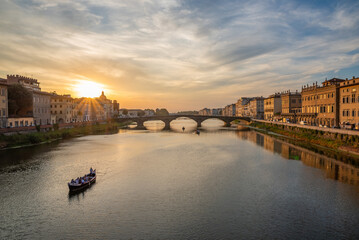 Der Fluss Arno mit der Ponte alla Carraia in Florenz bei Sonnenuntergang