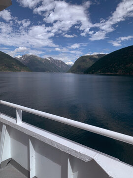 reling auf einer f&auml;hre mit blick auf einen Fjord, Norwegen 