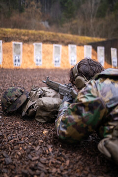 un militaire vise les cibles au fusil d'assault 90 Fass 90 STGW 90 entrainement militaire arm&eacute;e suisse