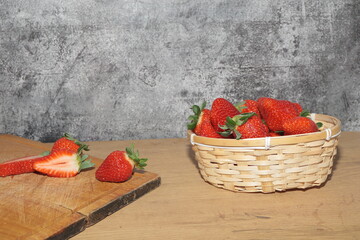 cesta fresas cortada fruta temporada