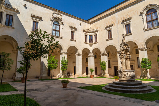 Clo&icirc;tre du Palazzo del Seminario, sur la Piazza del Duomo, &agrave; Lecce, dans les Pouilles, Italie