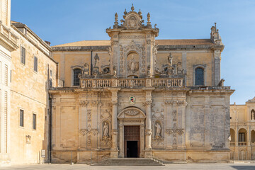 Fastueux portail du Duomo, à Lecce, dans les Pouilles, Italie