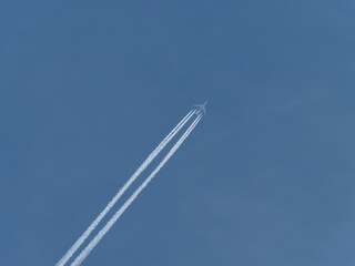 Kondensstreifen am Himmel