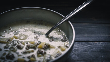 Würzige Hackfleisch-Lauch-Suppe mit Kartoffeln auf einem Teller – Deftige Hausmannskost