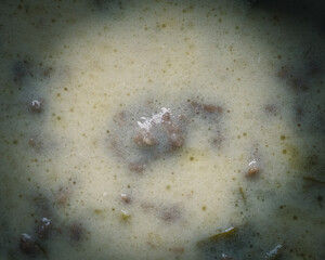 Rustikale Hackfleisch-Lauch-Suppe mit Kartoffelst&uuml;cken in stimmungsvollem Licht