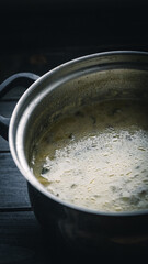 Rustikale Hackfleisch-Lauch-Suppe mit Kartoffelstücken in stimmungsvollem Licht