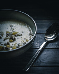 Rustikale Hackfleisch-Lauch-Suppe mit Kartoffeln im stimmungsvollen Licht