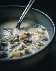 Rustikale Hackfleisch-Lauch-Suppe mit Kartoffeln im stimmungsvollen Licht