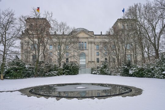Denkmal f&uuml;r die im Nationalsozialismus ermordeten Sinti und Roma Europas, Reichstag, Winter, Schnee, Park, Gro&szlig;er Tiergarten, Simsonweg, Tiergarten, Mitte, Berlin, Deutschland
