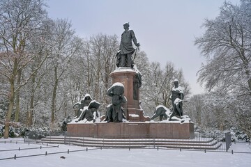 Fototapeta premium Winter, Schnee, Bismarck Nationaldenkmal, Großer Stern, Tiergarten, Mitte, Berlin, Deutschland