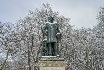 Fototapeta premium Winter, Schnee, Denkmal Albrecht von Roon, Großer Stern, Tiergarten, Mitte, Berlin, Deutschland