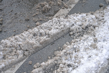 Schnee und Matsch, Straße in Berlin, Deutschland