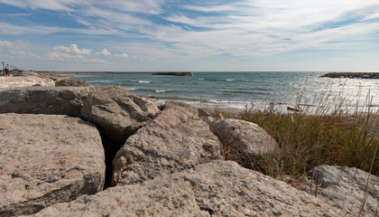 Blick &uuml;ber Felsen auf das offene Meer.