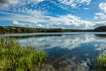 Jezioro Lutomskie w Sierakowskim Parku Krajobrazowym. © fotozen