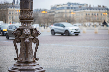 Element architektoniczny latarni przy Placu Charles'a de Gaulle'a w Paryżu  © fotozen