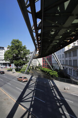 Wuppertal, die Schwebebahn &uuml;berquert die B 7 in H&ouml;he der Bembergstrasse in Elberfeld