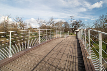 Passerelle menant au jardin de Belle-isle à Agde.