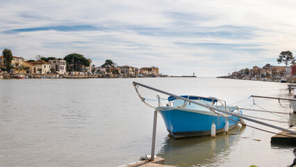 Fototapeta premium Bateau bleu amarré près de l'embouchure de l'Hérault à Agde.
