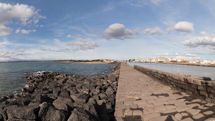 Jetée ouest du grau d'Agde, à l'embouchure du fleuve Hérault.
