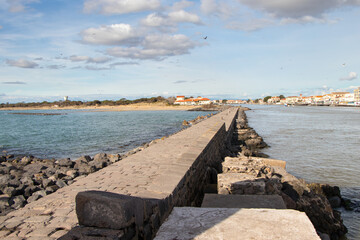 jetée ouest du grau d'Agde, à l'embouchure du fleuve Hérault.