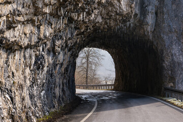 Felstortunnel auf der Landstraße L277 bei Gutenstein im Oberen Donautal, Landkreis Sigmaringen (Schwäbische Alb)