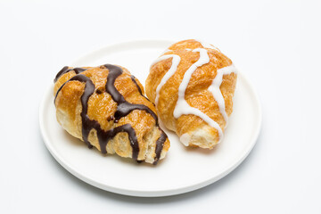 Platillo con croissant rellenos de chocolate con leche y blanco
