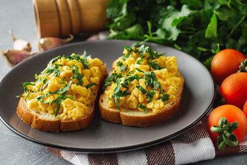 Scrambled Eggs on Toast: A Simple and Delicious Breakfast