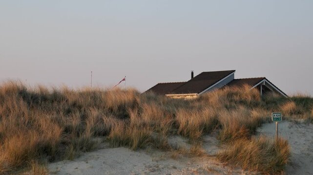 Idyllisches d&auml;nisches Ferienhaus versteckt in den D&uuml;nen von Fan&oslash; &ndash; traditionelle Architektur umgeben von unber&uuml;hrter Natur und gesch&uuml;tzter K&uuml;stenlandschaft