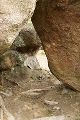 岩と岩の間にできた通り道