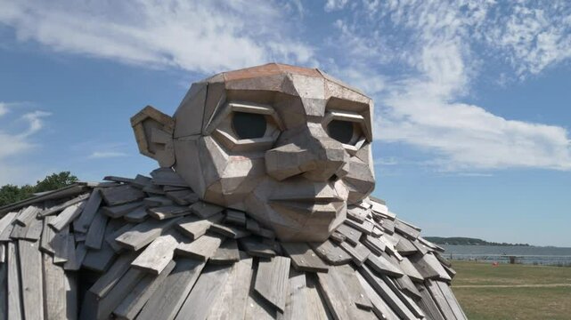 Der h&ouml;lzerne Troll im Hafen von Horsens ist ein faszinierendes Kunstwerk, das die Kreativit&auml;t und den Charme dieser d&auml;nischen K&uuml;stenstadt verk&ouml;rpert.
