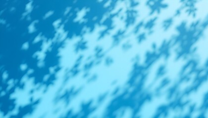 Una pared azul con sombras de hojas