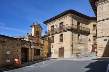 Obraz premium Manor house and niche with a virgin over the entrance arch to Labastida town
