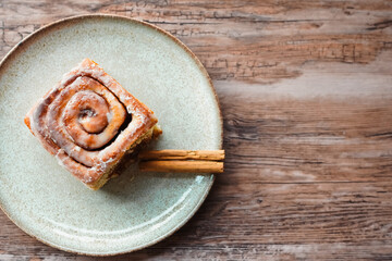 木目調のテーブルの上に置かれたシナモンロール