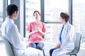 病院でミーティングをする医療従事者