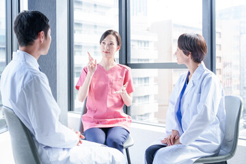 Obraz premium 病院でミーティングをする医療従事者