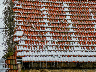 Eiszapfen an einem alten Fachwerkhaus