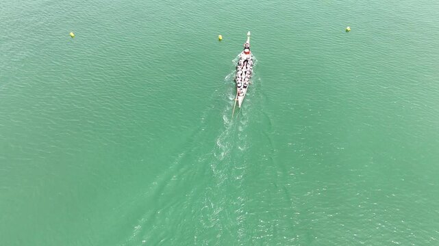 competidores de remo a toda velocidad luchan para ganar la copa, sobre aguas turquesas en la bah&iacute;a de panam&aacute;.