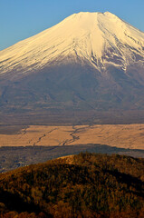 道志山塊の石割山山頂より　朝焼けに染まる富士山

