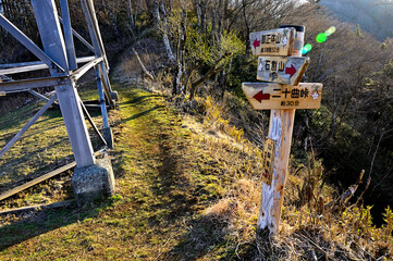 道志山塊の石割山　送電線鉄塔の建つ石割山北東尾根分岐
