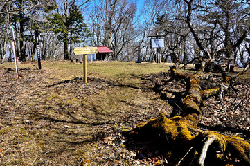 道志山塊　日本二百名山の御正体山山頂
