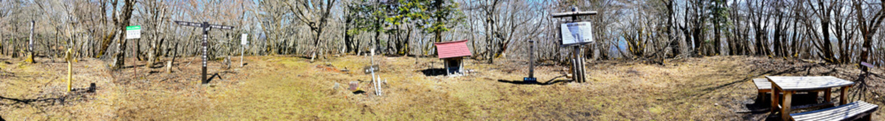 道志山塊　日本二百名山の御正体山山頂のパノラマ
