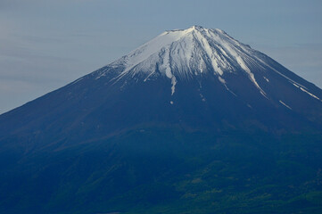 御坂山地の不逢山より　春の日差し照らす富士山を望む
